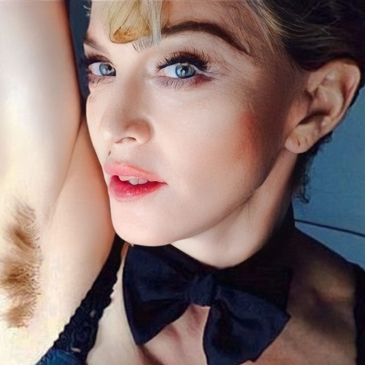 Oι αξύριστες μασχάλες, σύμφωνα με την Bρετανική Vogue, είναι η νέα τάση στο γυναικείο grooming!