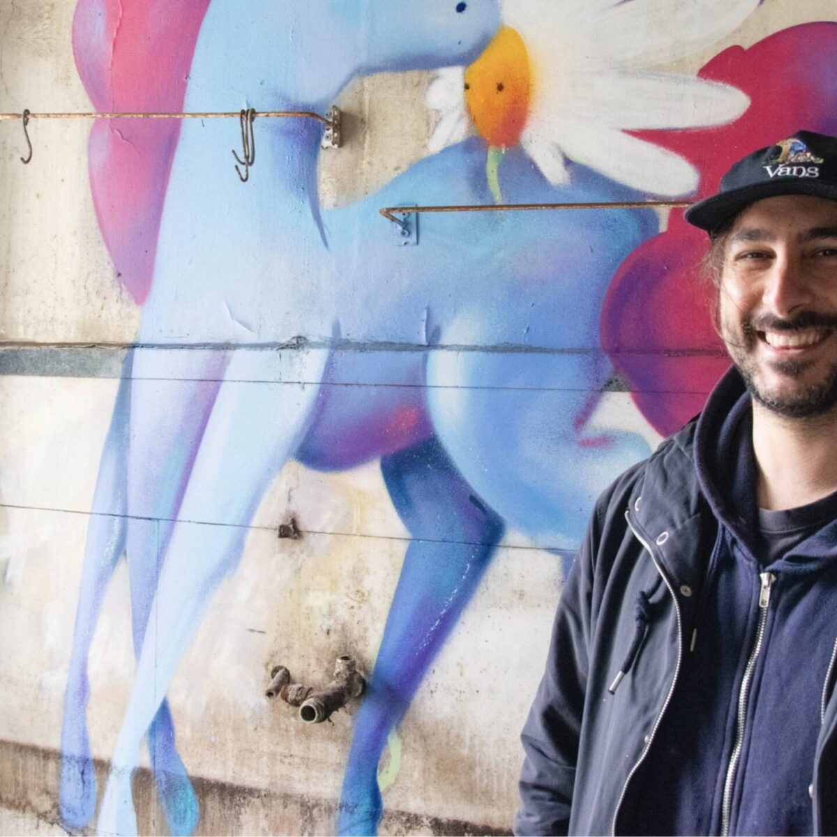 Yiakou: Ο έρωτας και τα όνειρα θα είναι η βασική θεματική του έργου που θα δημιουργήσει live στο Urban Lovers