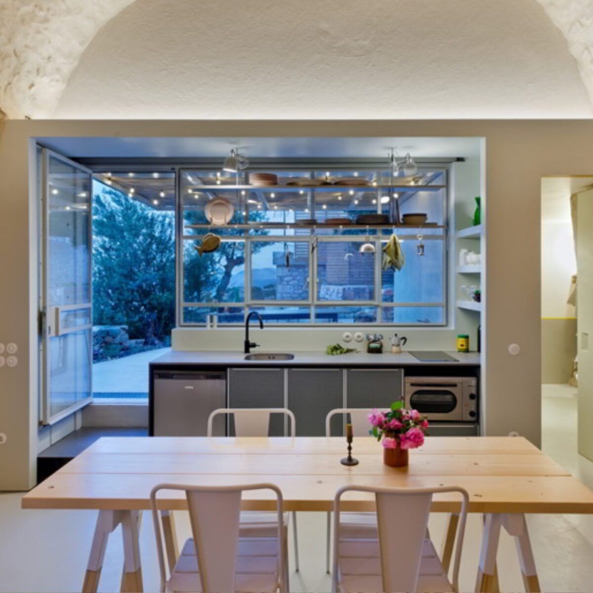 Καφενείο στη Μάνη μεταμορφώθηκε σε πανέμορφο σπίτι: To έξυπνο interior, η απολαυστική θέα