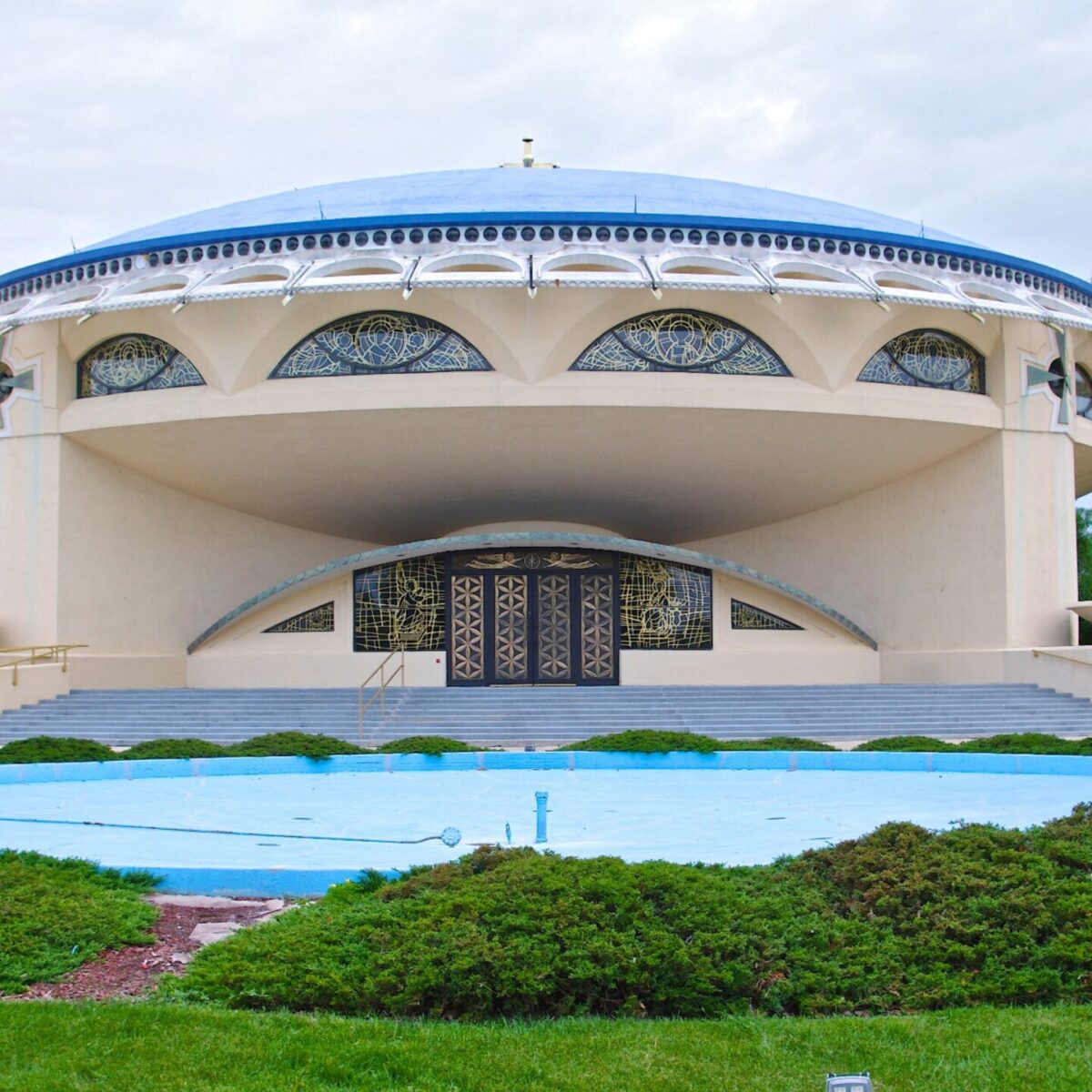 H ελληνορθόδοξη εκκλησία που σχεδίασε o Frank Lloyd Wright ξεχωρίζει για το φουτουριστικό της design