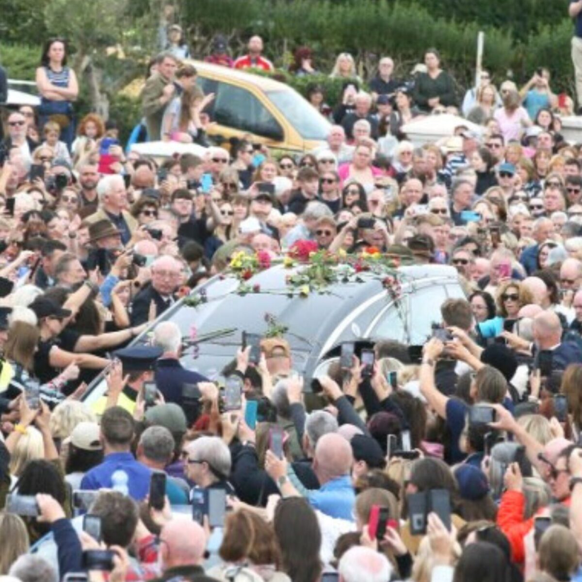 Πλήθη λαού στη κηδεία της Sinead O’ Connor: Οι θαυμαστές τραγούδησαν συγκινημένοι το “Nothing Compares 2 U”