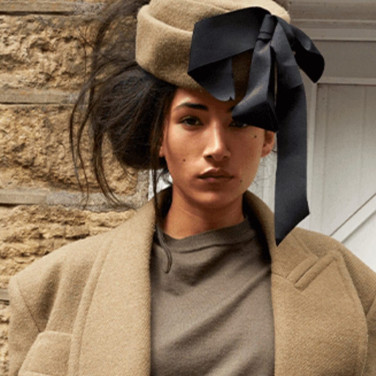 Oι συγγενείς της Vivienne Westwood ποζάρουν στο χωρίο της σχεδιάστριας για τη νέα καμπάνια του οίκου μόδας!