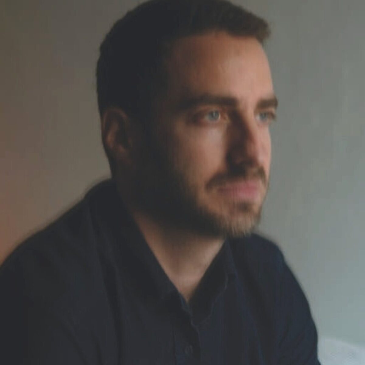 OZON Time Issue: Ο συγγραφέας Αντώνης Μυλωνάκης αναρωτιέται από τι υλικό αποτελείται ο χρόνος