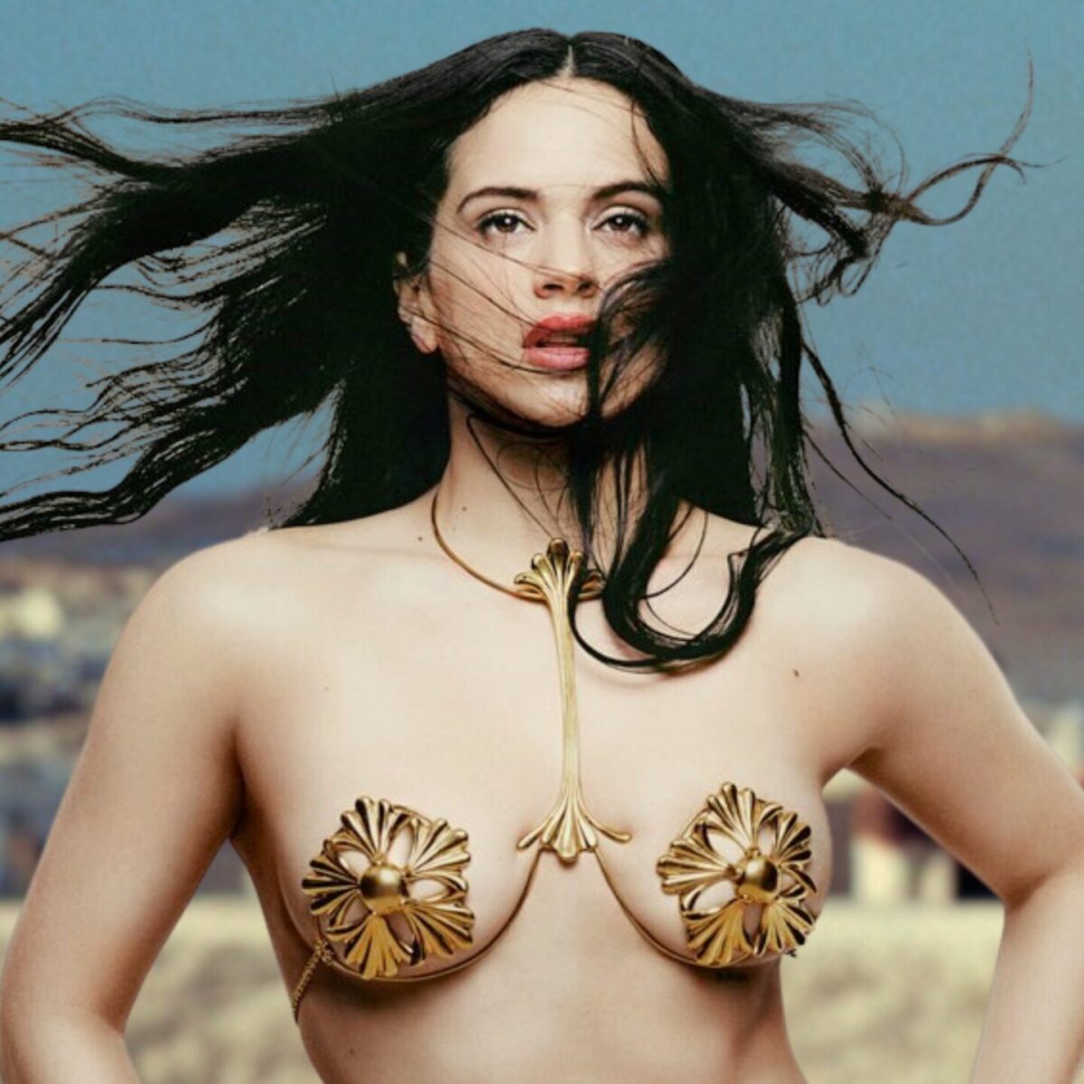 Η Rosalia ποζάρει με χρυσά pasties του οίκου Paco Rabanne για το περιοδικό Dazed!