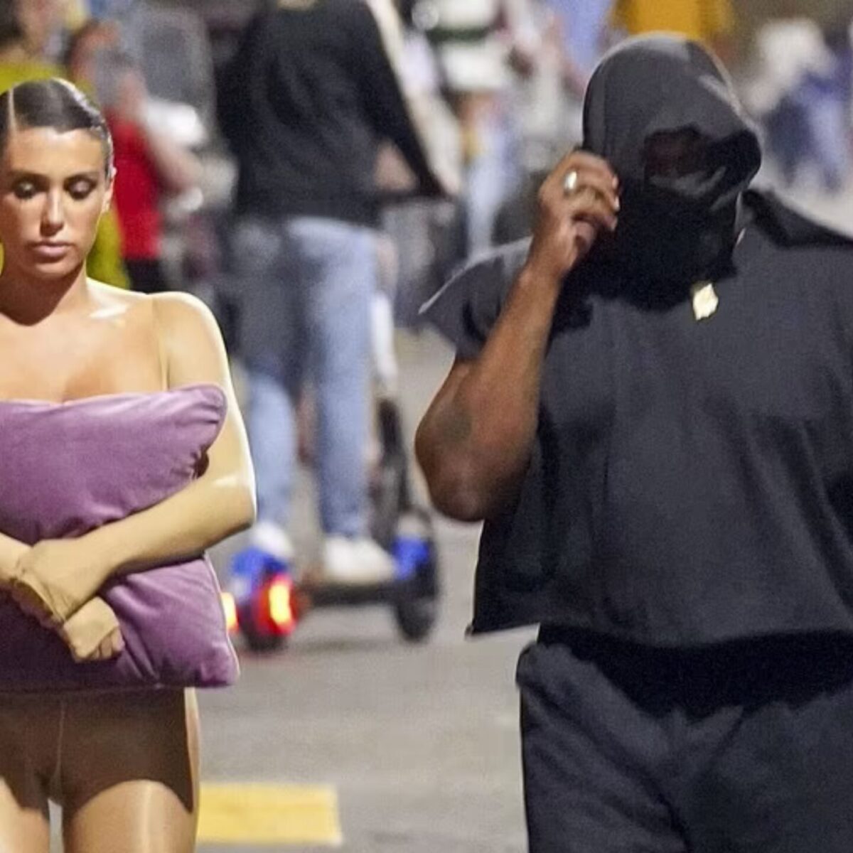 H σύντροφος του Κάνιε Γουέστ “φόρεσε” μαξιλάρι (αντί για μπλούζα) σε βόλτα στο κέντρο της Φλωρεντίας!