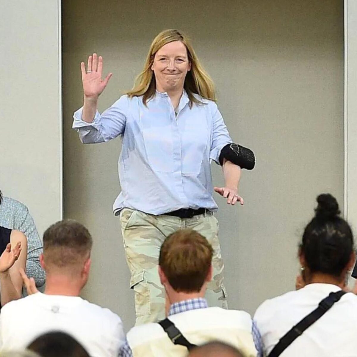 H Sarah Burton αποχωρεί από τον οίκο Alexander McQueen: Είχε σχεδιάσει το θρυλικό νυφικό της Kate Middleton