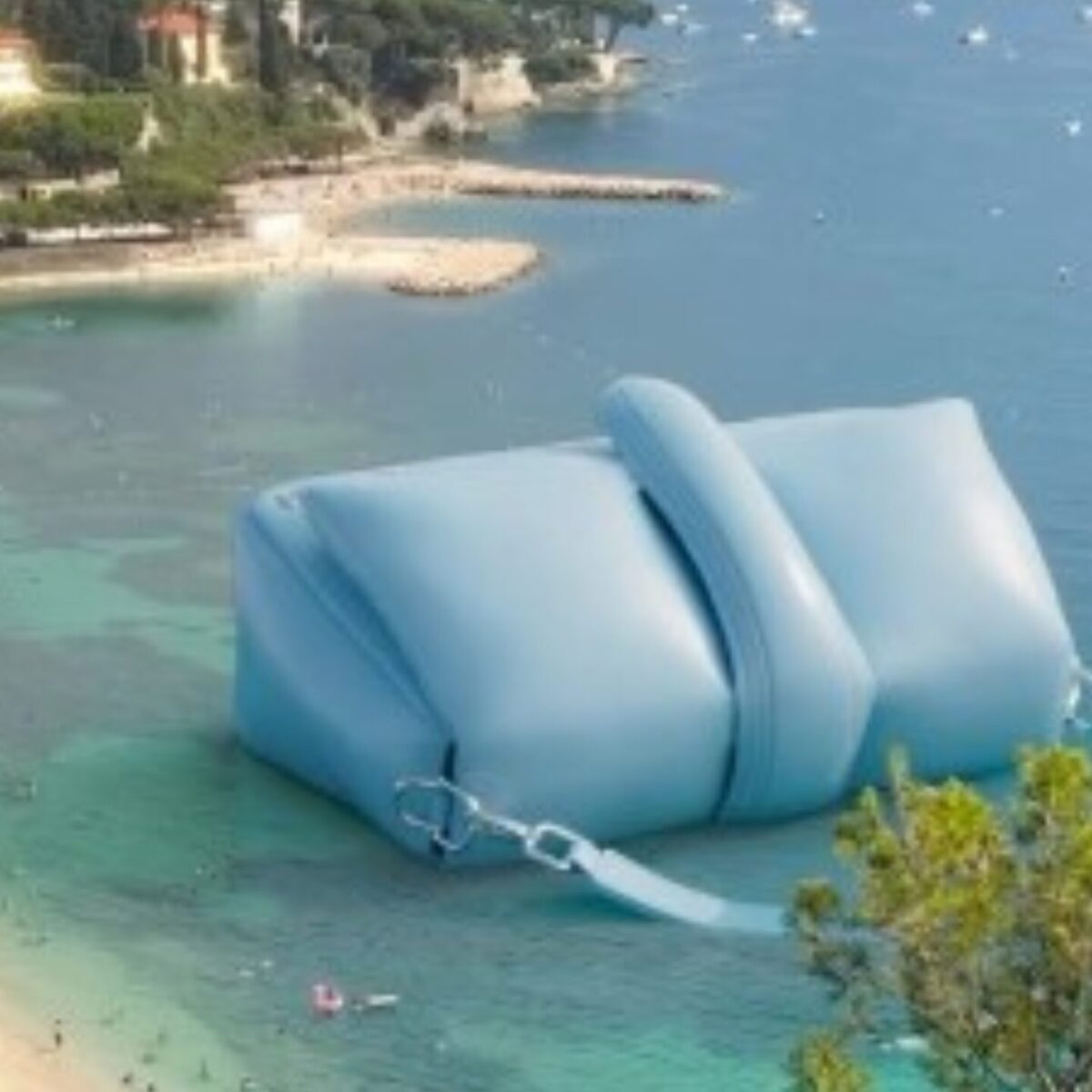 Πλέον μια υπέροχη δημιουργία του Jacquemus επιπλέει στο πιο ειδυλλιακό σημείο της Μεσογείου