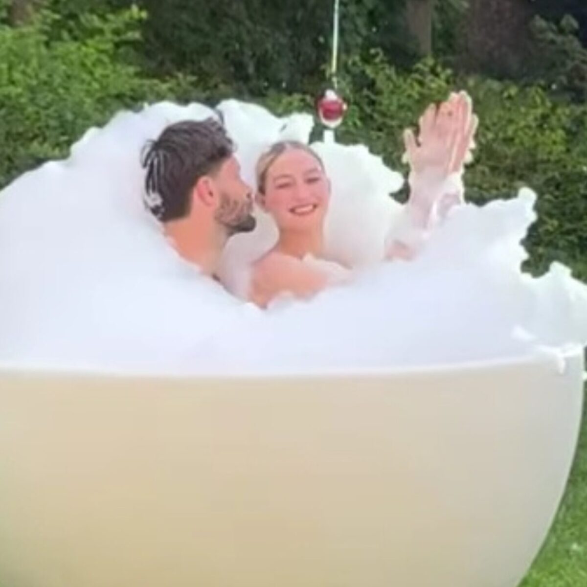 O Jacquemus ποζάρει με την Gigi Hadid μέσα σε μπανιέρα για τις ανάγκες της νέας του καμπάνιας!