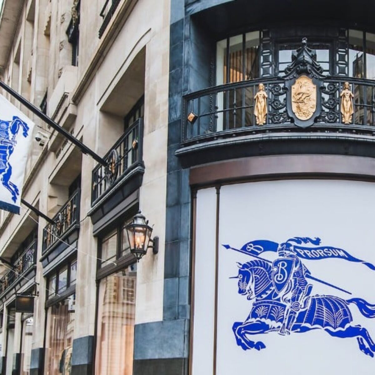 Στα μπλε “θα ντυθεί” το Λονδίνο με πρωτοβουλία του οίκου Burberry!