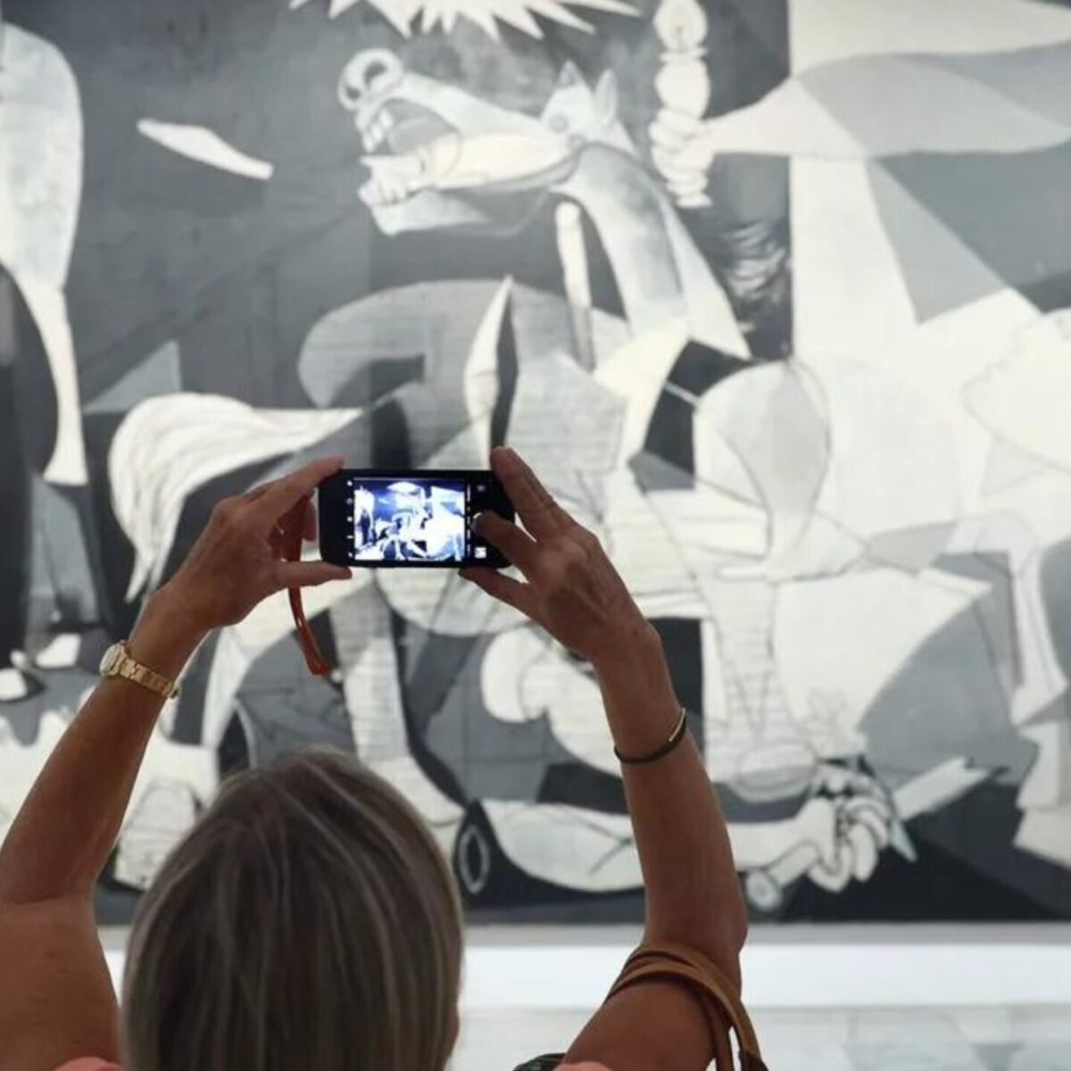 Πλέον μπορείς να βγάλεις φωτογραφία την Guernica… αρκεί να μην είναι selfie!