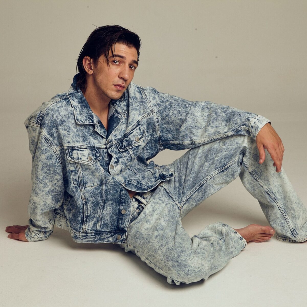 Ο Σταύρος Τσουμάνης ξεδιπλώνεται μέσα από τη νέα σειρά “Milky Way” και τη φωτογράφισή του στο ΟΖΟΝ