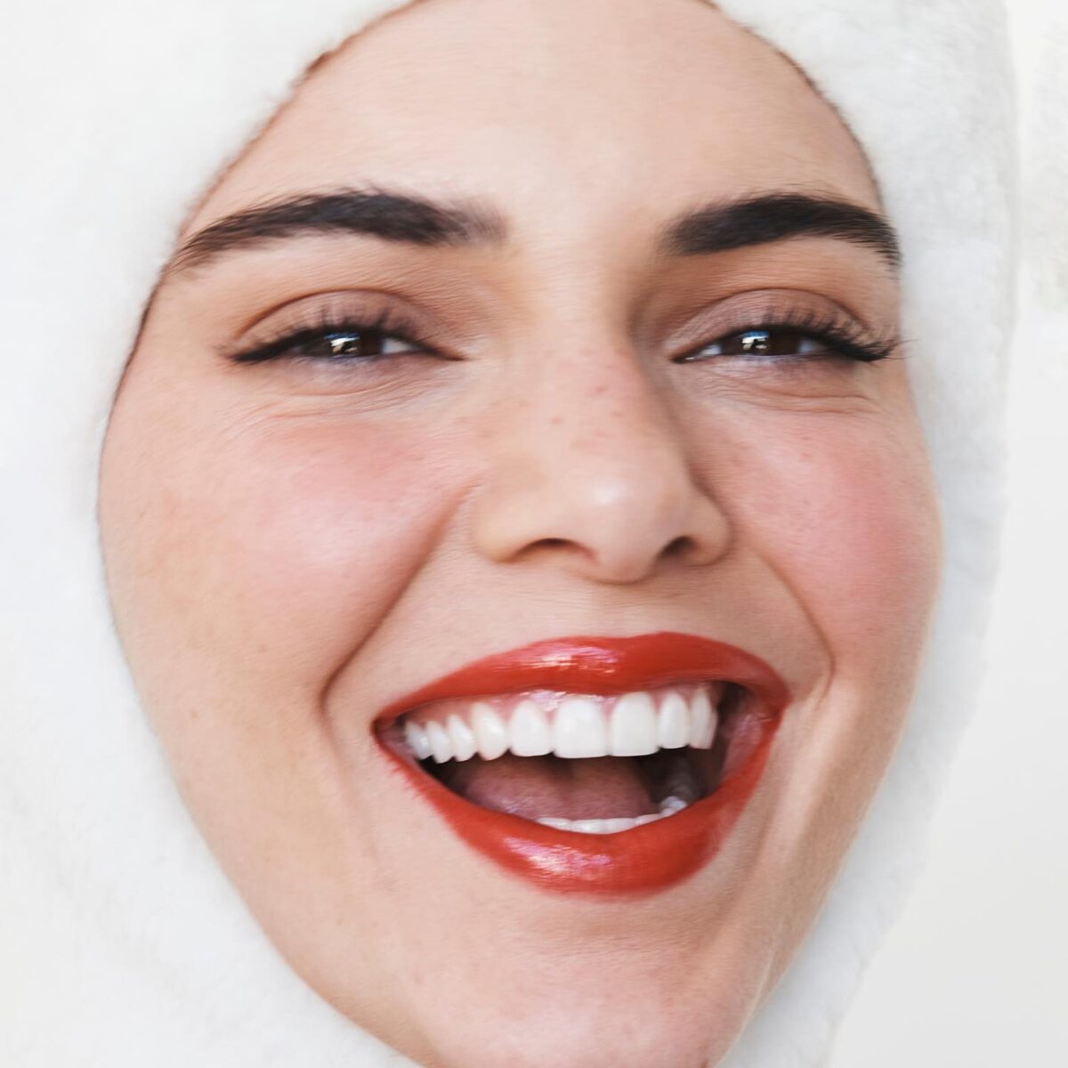 Η Kendall Jenner πρωταγωνιστεί στη χριστουγεννιάτικη καμπάνια του Jacquemus