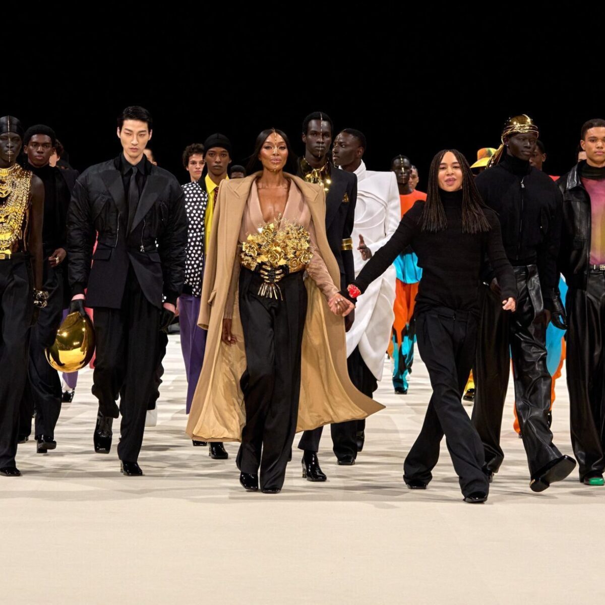 Η Naomi Campbell έκανε δραματική εμφάνιση στην πασαρέλα στην εβδομάδα μόδας του Παρισιού