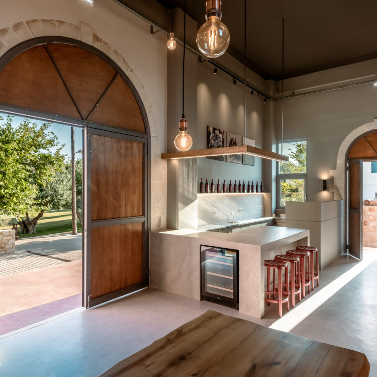 Αυτός ο χώρος οινογευσίας στα Σφακιά συνδυάζει industrial και παραδοσιακή αισθητική