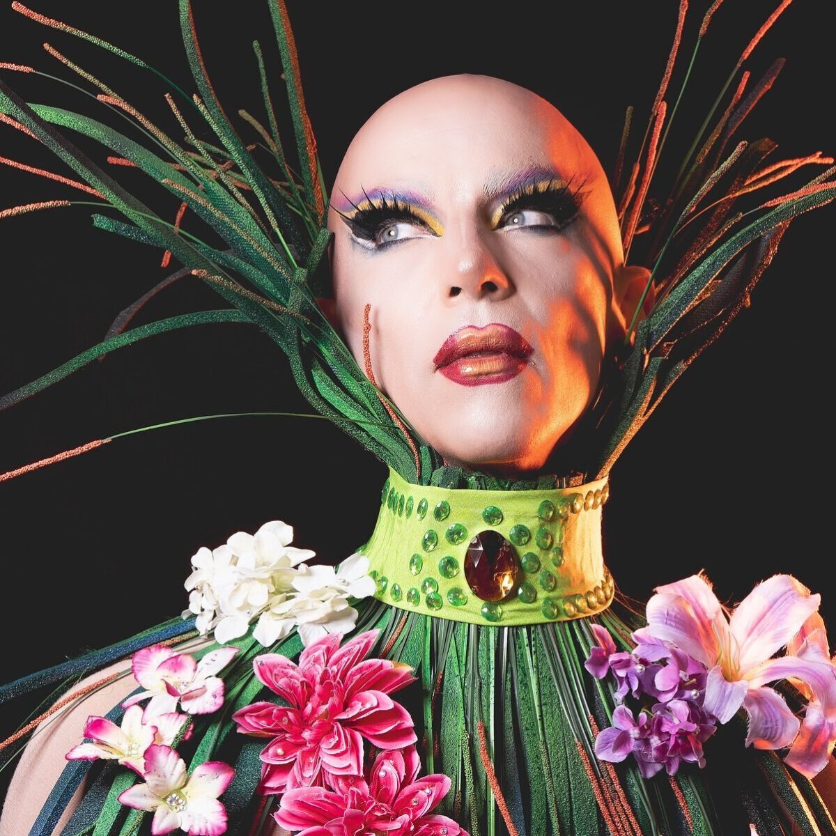 Mary Sunshine: Ο Μανόλης Θεοδωράκης συστήνει στο ΟΖΟΝ τη διάσημη drag περσόνα του