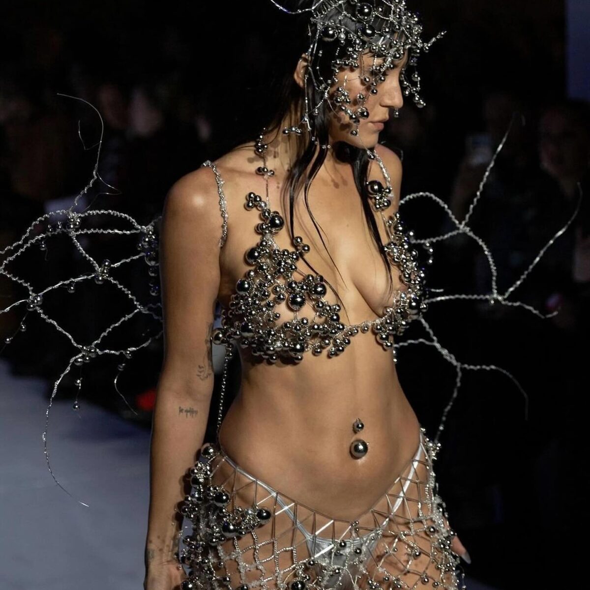 Η Ελληνίδα σχεδιάστρια Di-Petsa έκανε αίσθηση με τον πρωτοποριακό της τρόπο να αναδείξει την αγάπη