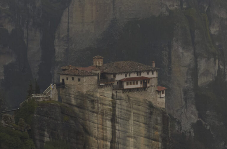 Ένα ξενοδοχείο/μοναστήρι στα Μετέωρα συνδυάζει την πνευματικότητα της μοναστηριακής ζωής με τη λαϊκή αρχοντιά του τόπου