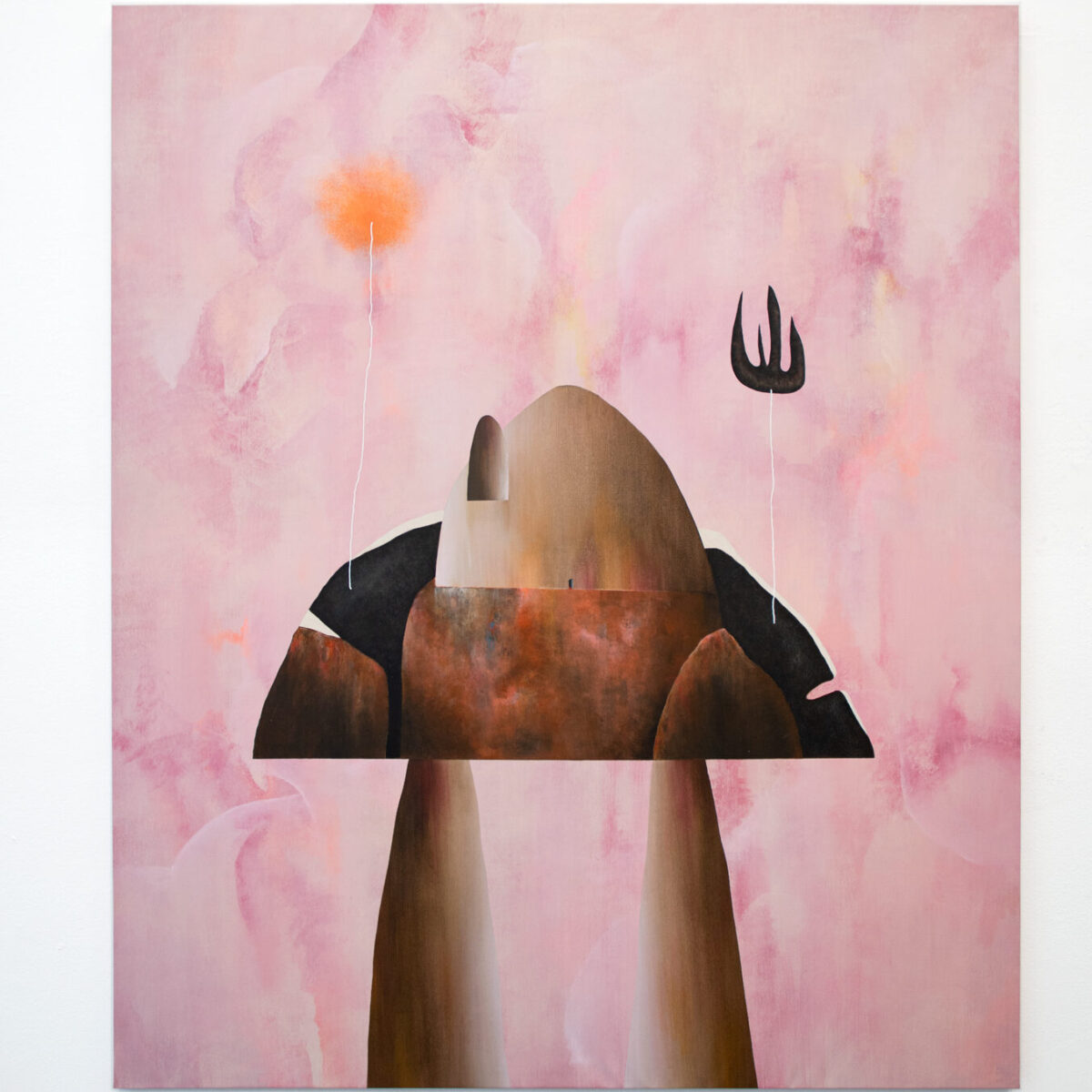 Η 2η ατομική έκθεση του Παντελή Βιταλιώτη μας προσκαλεί σε έναν κόσμο πλούσιο σε συμβολισμούς και αινίγματα