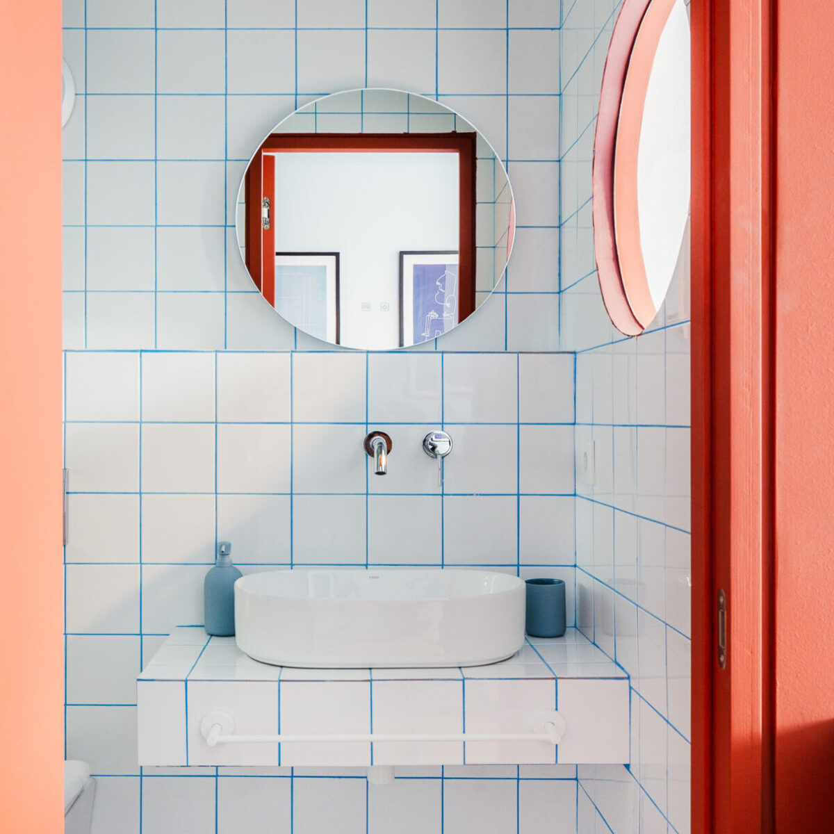 Μια αστική “φωλιά” με πολύχρωμη σχεδιαστική ταυτότητα στο Μοναστηράκι