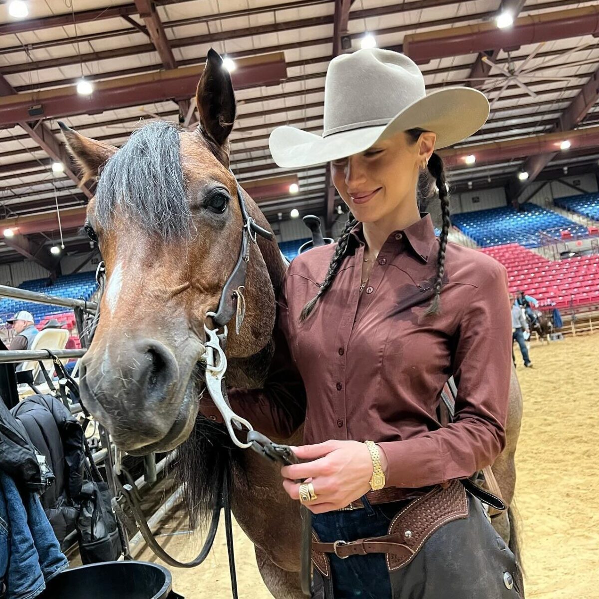 Η Bella Hadid ανέβηκε πάνω σε άλογο και τα social media την κατακρεούργησαν