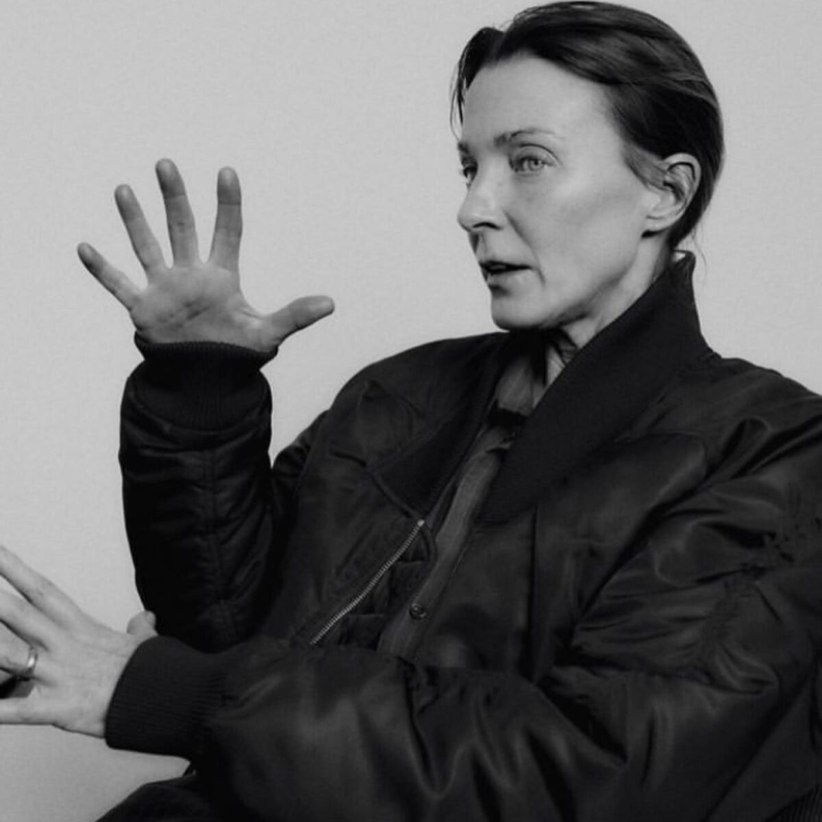 Η “Chanel της γενιάς της” Phoebe Philo σπάει τη σιωπή της: “Δεν νιώθω ότι χρειάζομαι πολλά από άλλους οίκους μόδας.”