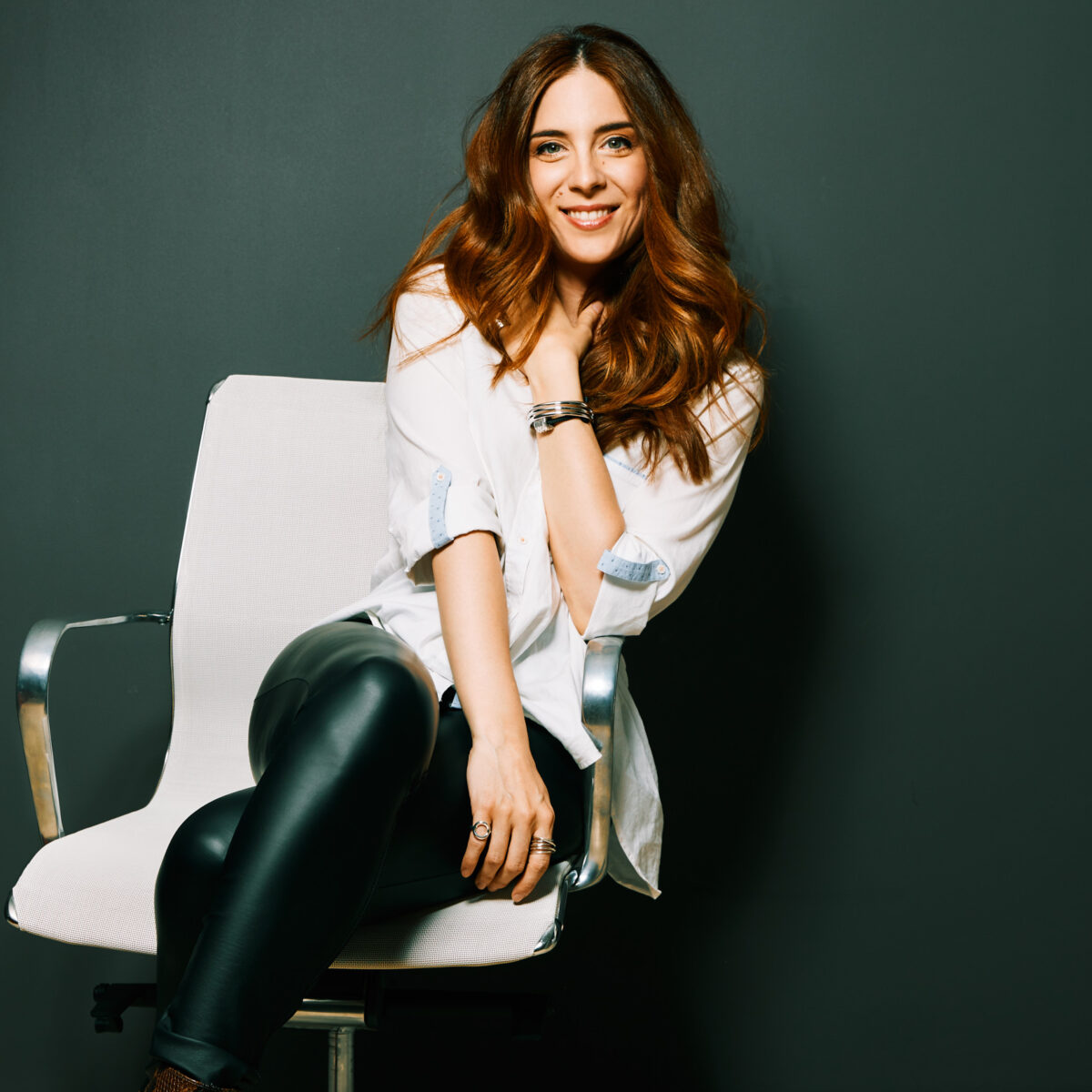 Βάσια Ζαχαροπούλου: Η φωνή πίσω από την Google και την Barbie μιλάει στο ΟΖΟΝ