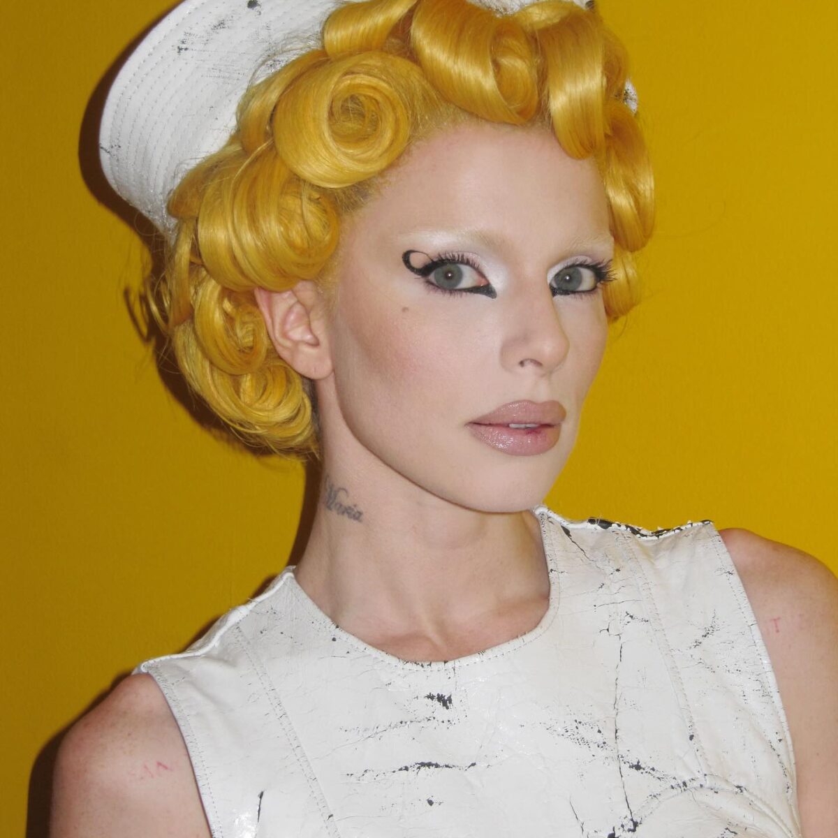 Julia Fox ντύθηκε Big Bird για το Πάσχα