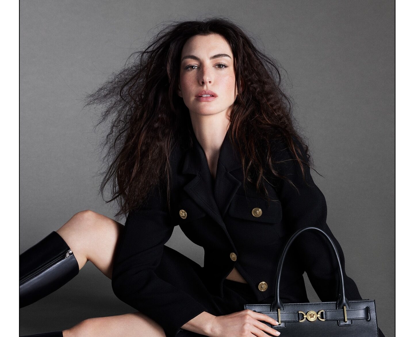 Η Anne Hathaway και η Cillian Murphy πρωταγωνιστούν στην καμπάνια New Versace Icons