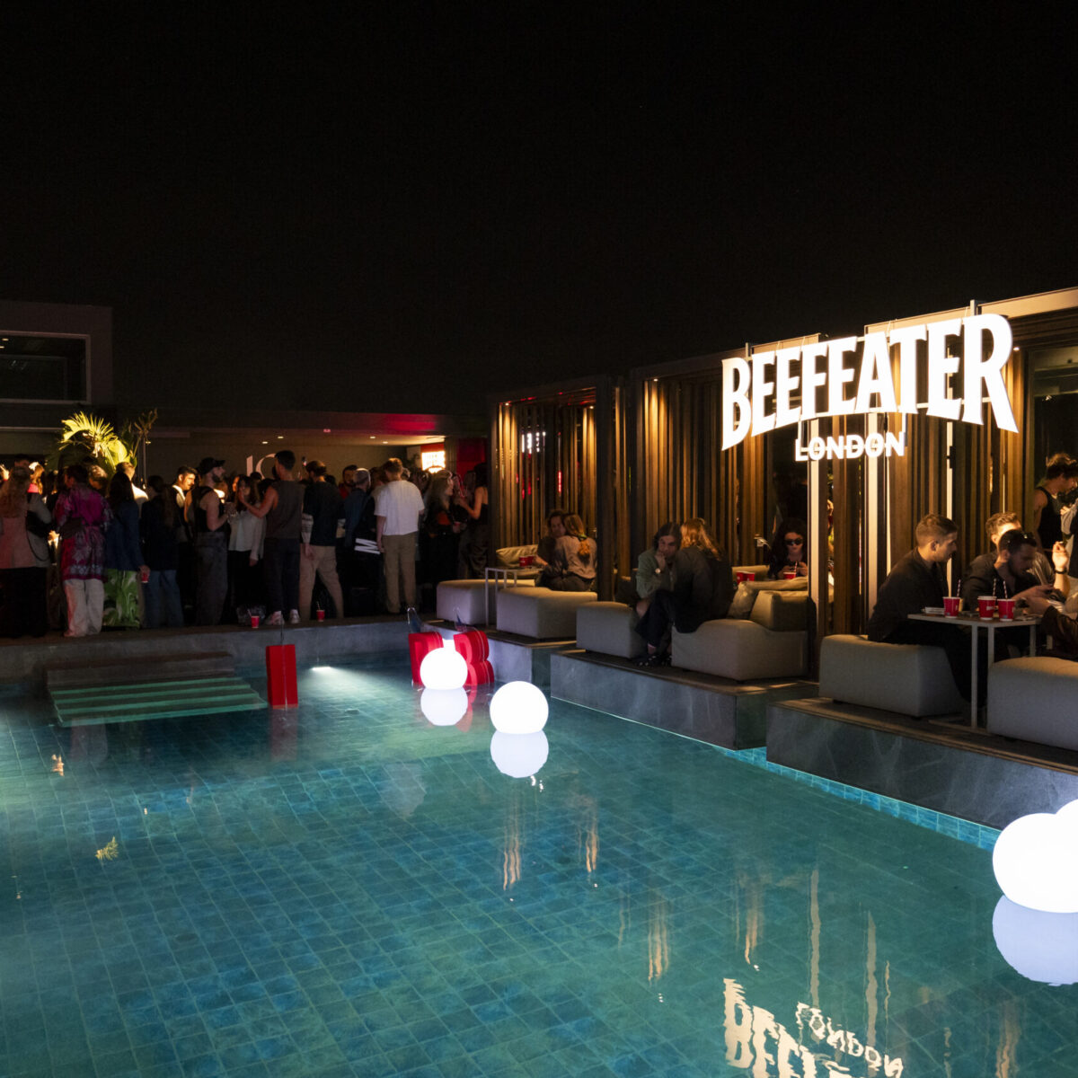 Το Fashion Room Service γιόρτασε τα 13 του χρόνια με το μεγαλύτερο fashion rooftop pool party.