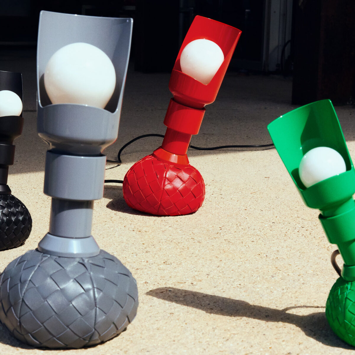 Ο οίκος Bottega Veneta «ντύνει» με τη δερμάτινη πλέξη του ένα εμβληματικό φωτιστικό