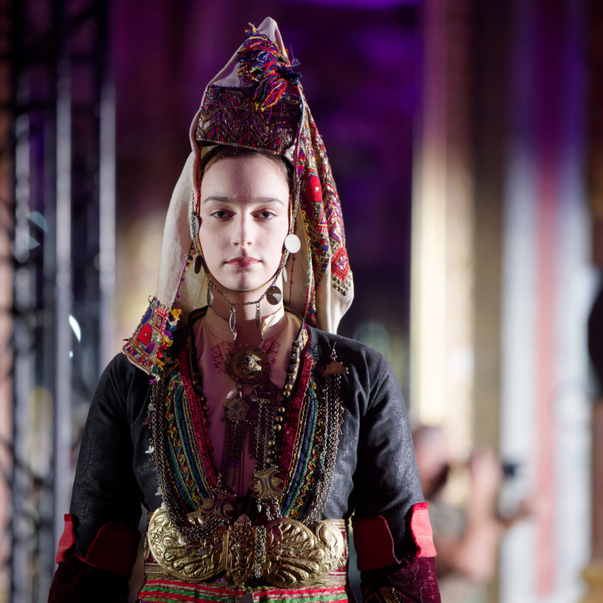 Το μαντήλι “Dora” της Zeus+Δione: Όταν η παράδοση συναντά τη σύγχρονη αισθητική