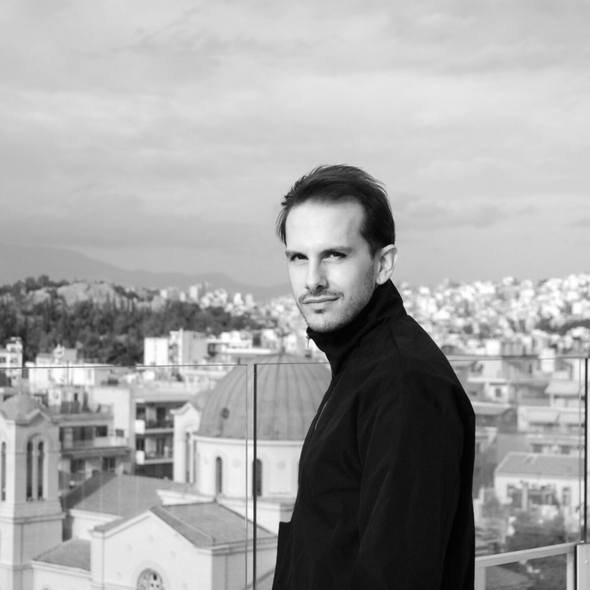 Το κίτρινο είναι το νέο μαύρο: ο Δημήτρης Γκέλμπουρας δεν φοβάται το “απαγορευμένο” στο design