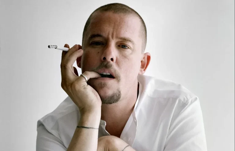 Alexander McQueen: 15 χρόνια από τον θάνατό του θυμόμαστε τις πιο iconic στιγμές του