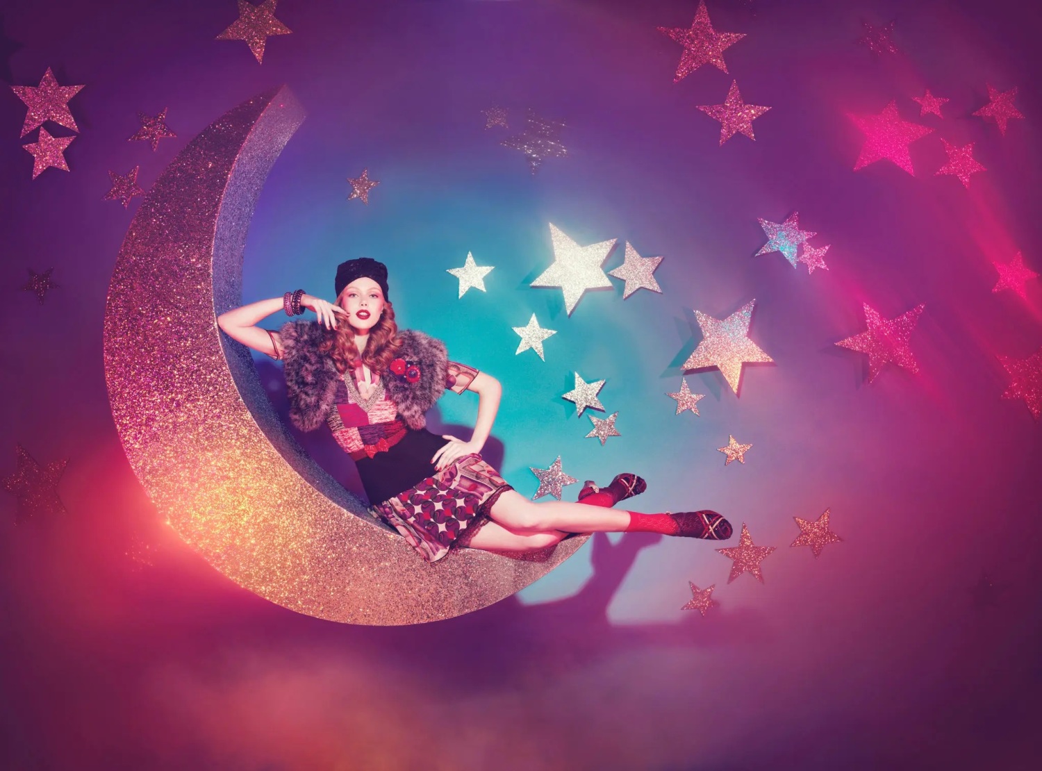 «The World of Anna Sui»: Ο μαγικός κόσμος της ιδιοφυούς σχεδιάστριας ξετυλίγεται σε μια εντυπωσιακή έκθεση