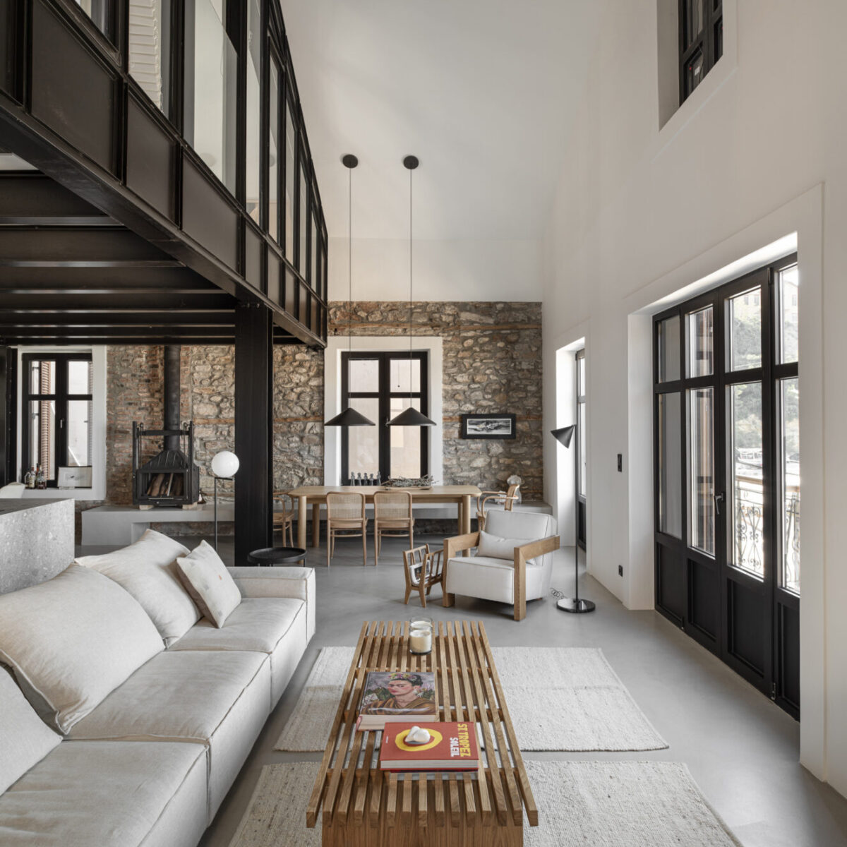 Πώς ένα loft στη Θάσο μεταμορφώθηκε συνδυάζοντας λειτουργικότητα και αισθητική αρμονία