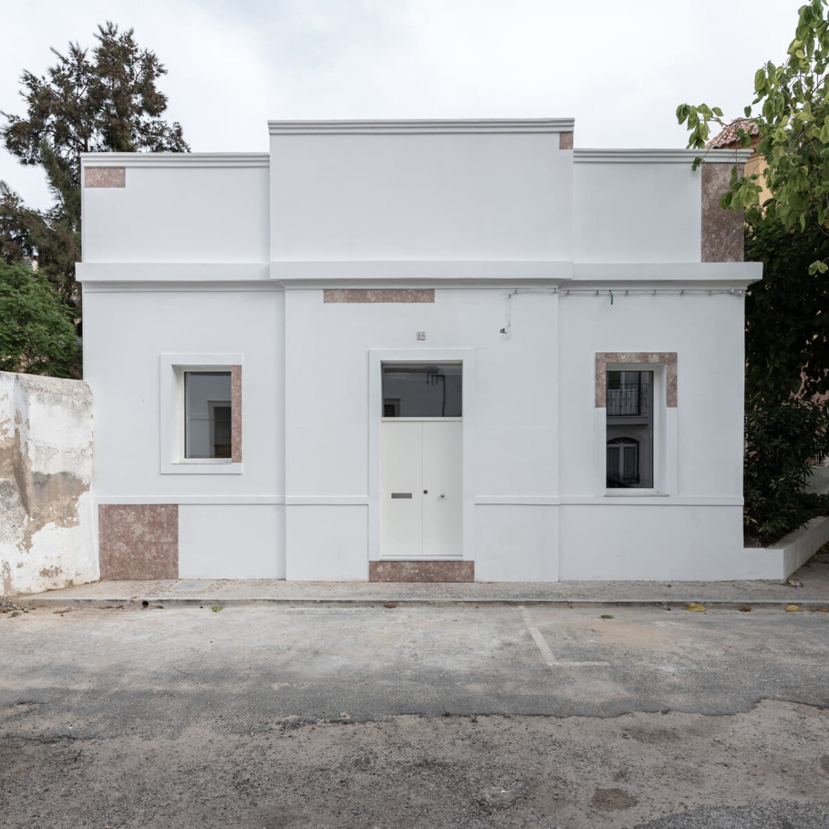 Πως ένα σπίτι που μοιάζει με ερείπιο γίνεται ο ορισμός της καθαρότητας και της κομψότητας