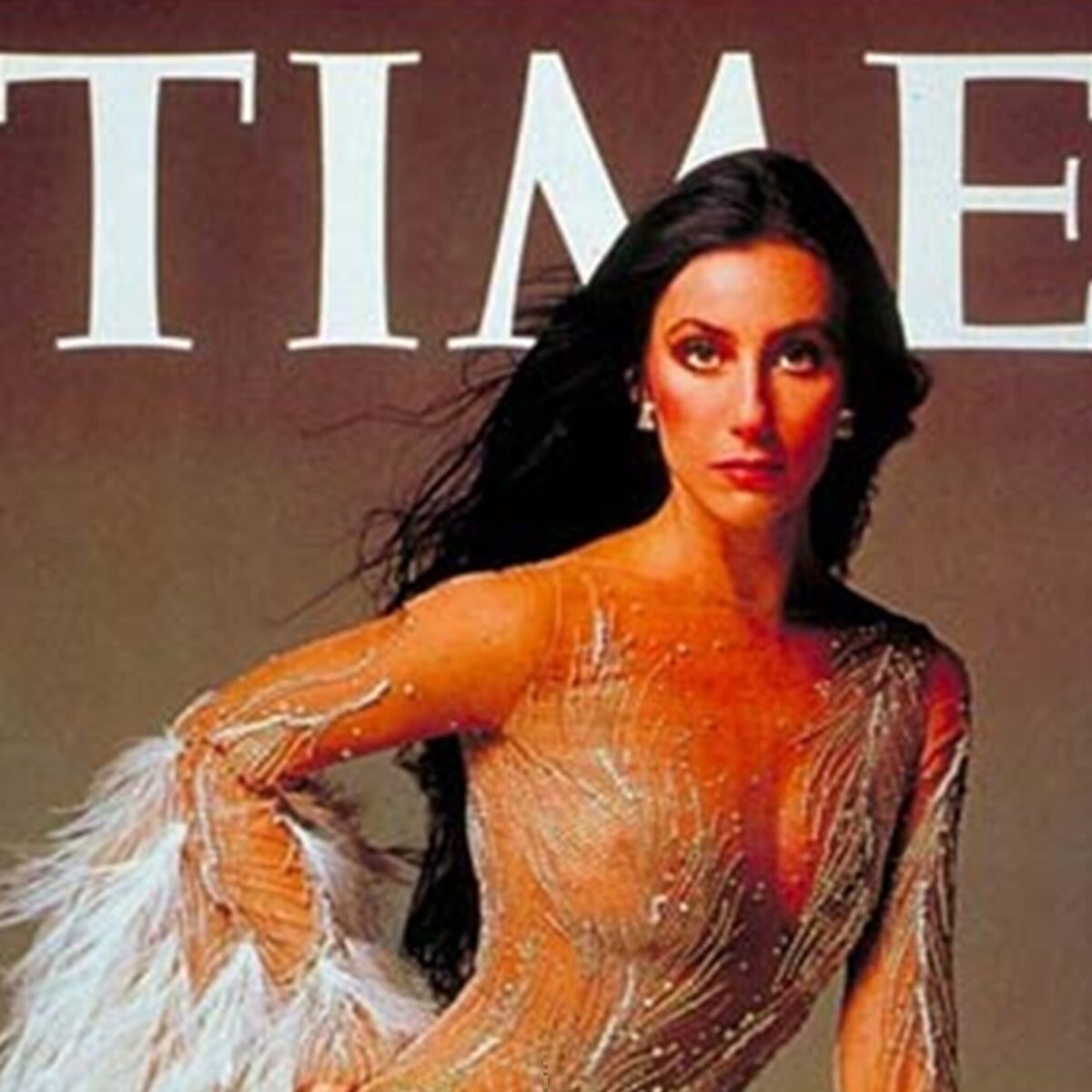 Το iconic εξώφυλλο της Cher στο περιοδικό Time 50 χρόνια πριν και το φόρεμα-σύμβολο που έσπασε τα στερεότυπα της εποχής