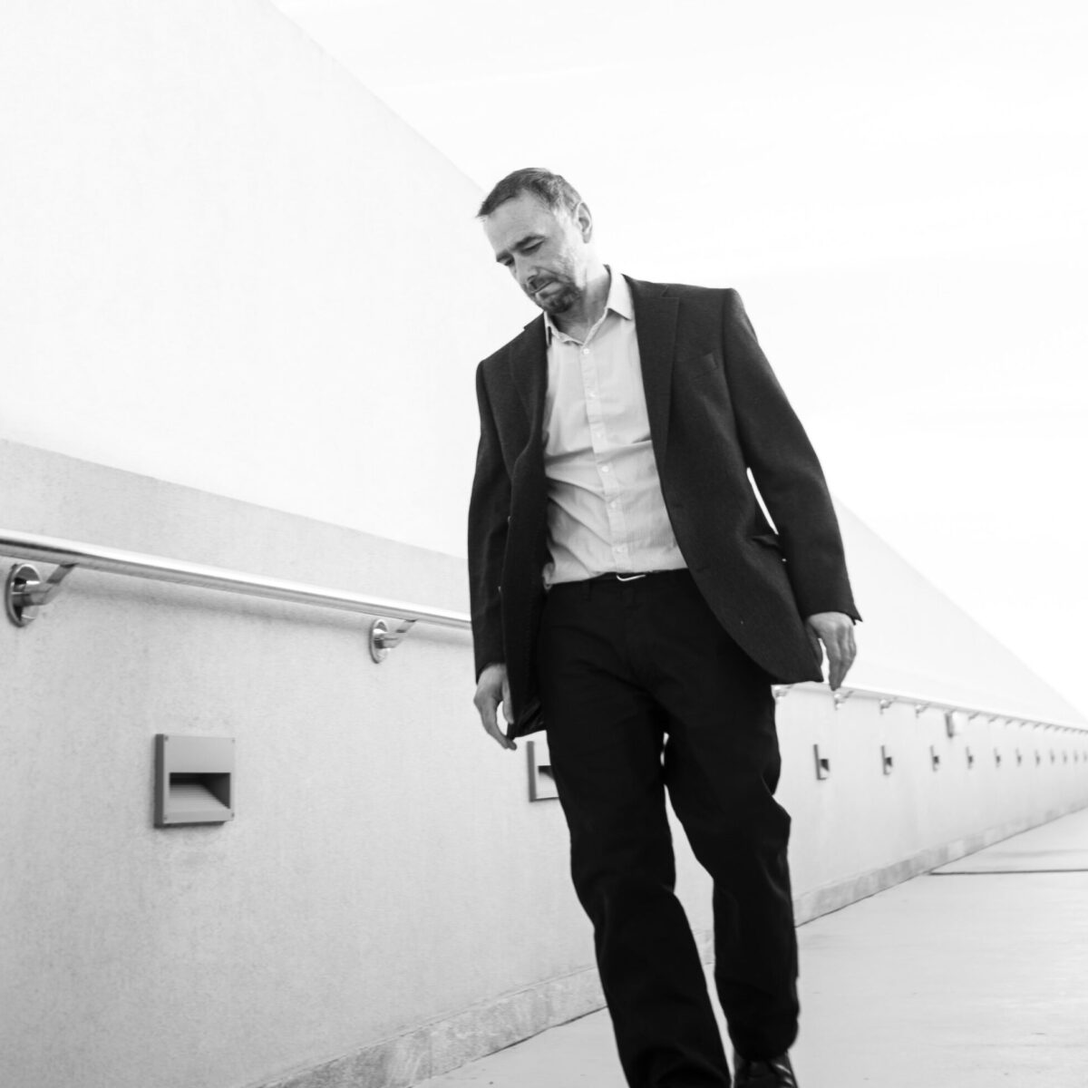 Ο Κωνσταντίνος Βήτα στους Δελφούς: Ζωγραφική, ποίηση και ήχος στον “Χώρο και τη Μνήμη”