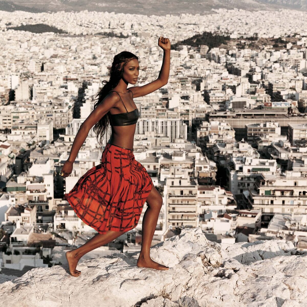 Είσαι ό,τι φοράς -Μια έκθεση στο Ρέθυμνο τιμά τη Σοφία Κοκοσαλάκη