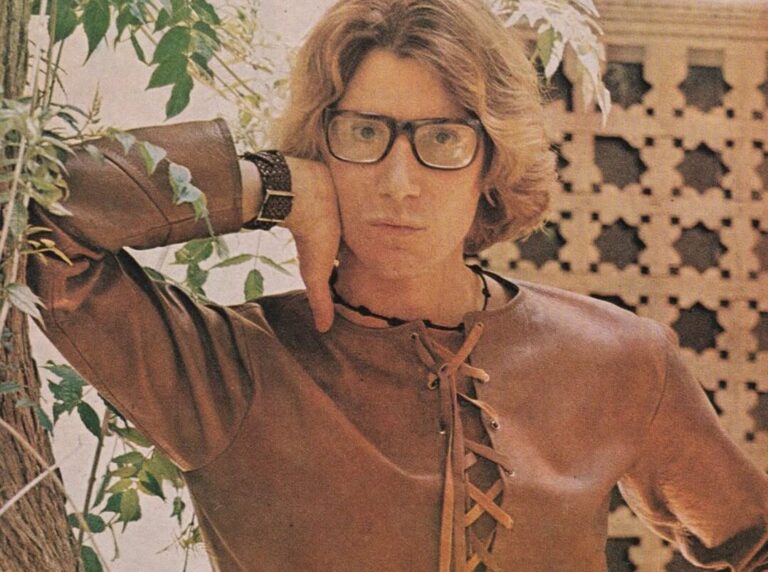 Όταν ο Yves Saint Laurent πόζαρε στο σπίτι του στο Μαρακές για την πρώτη του ανδρική συλλογή το 1969 Ο Yves Saint Laurent ποζάρει για την ανδρική συλλογή του το 1969