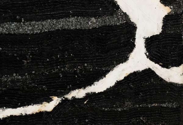 «Traces of In-Between»: Η Σύρος Ανακαλεί τη Μνήμη μέσα από τη Σύγχρονη Τέχνη