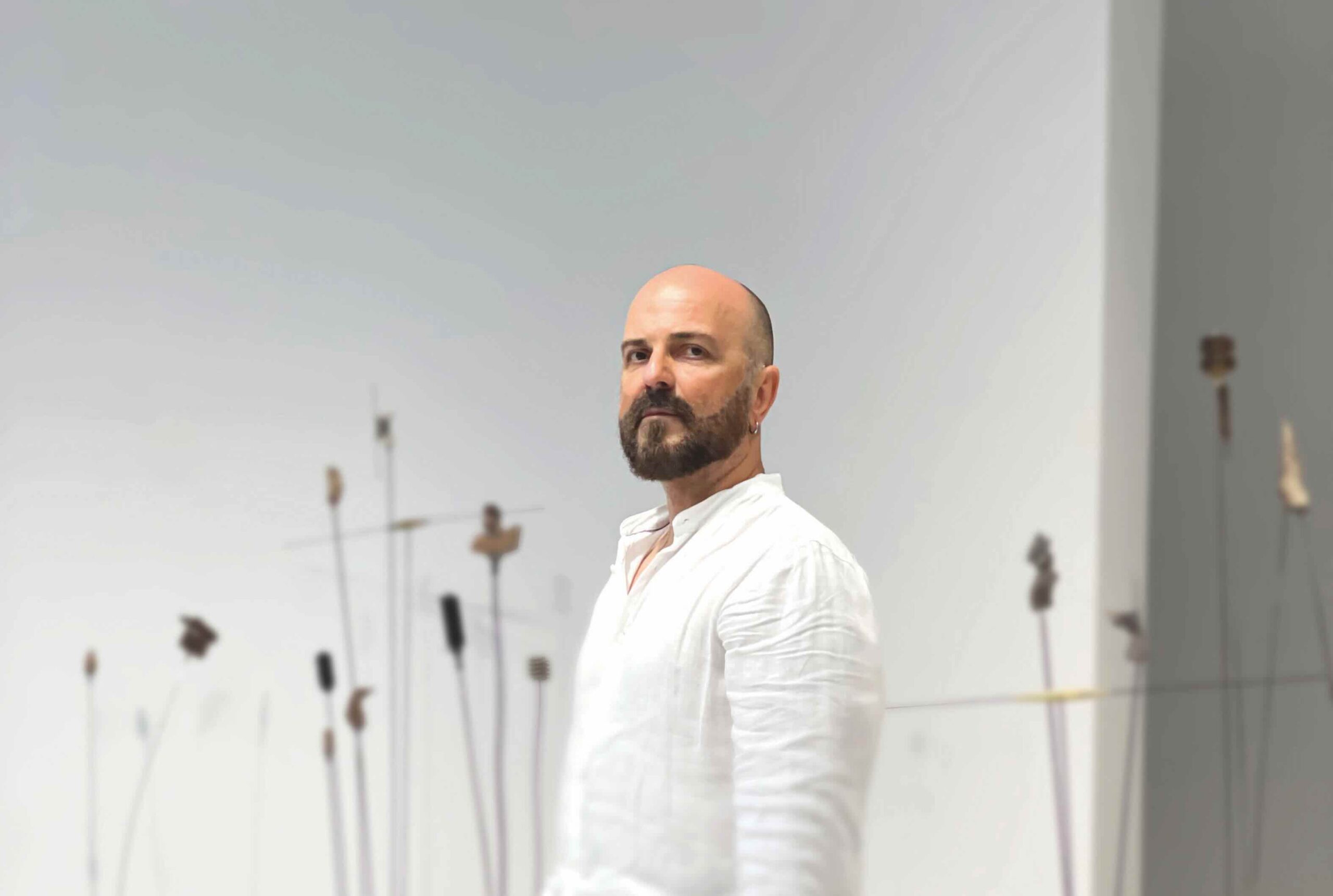 «Πνοή»: Όταν ο Μιχάλης Δέλτα συνομιλεί με το σύμπαν του γλύπτη Takis