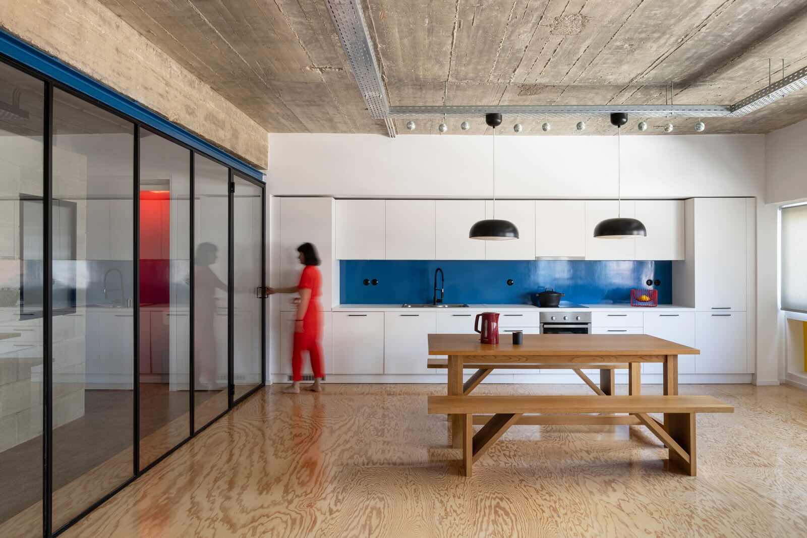 Μια ανακαίνιση στο κέντρο της Αθήνας με επίκεντρο έναν κύβο