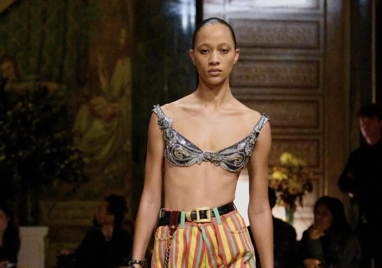 Νέα εποχή για τον οίκο Versace – Ο Dario Vitale παρουσίασε την πρώτη συλλογή του στο Μιλάνο