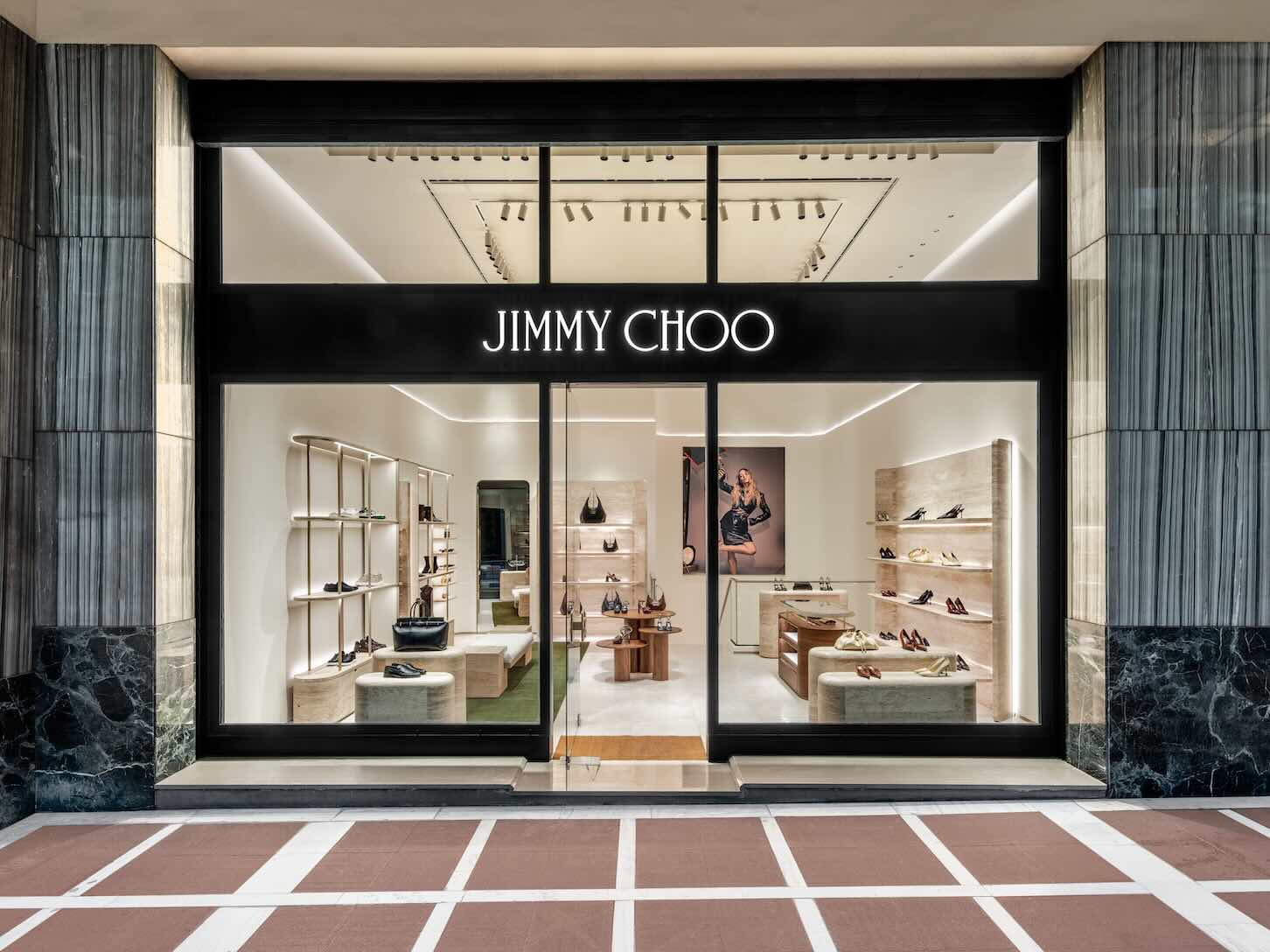 Ο οίκος Jimmy Choo ανοίγει την πρώτη του μπουτίκ στην Αθήνα — μια νέα εμπειρία πολυτέλειας στο κέντρο της πόλης