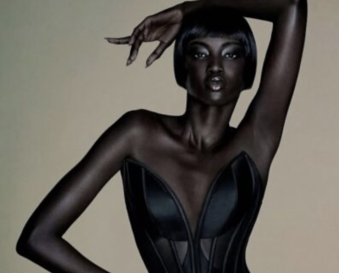 Anok Yai: Ποιο είναι το supermodel που θεωρείται η διάδοχος της Naomi Campbell