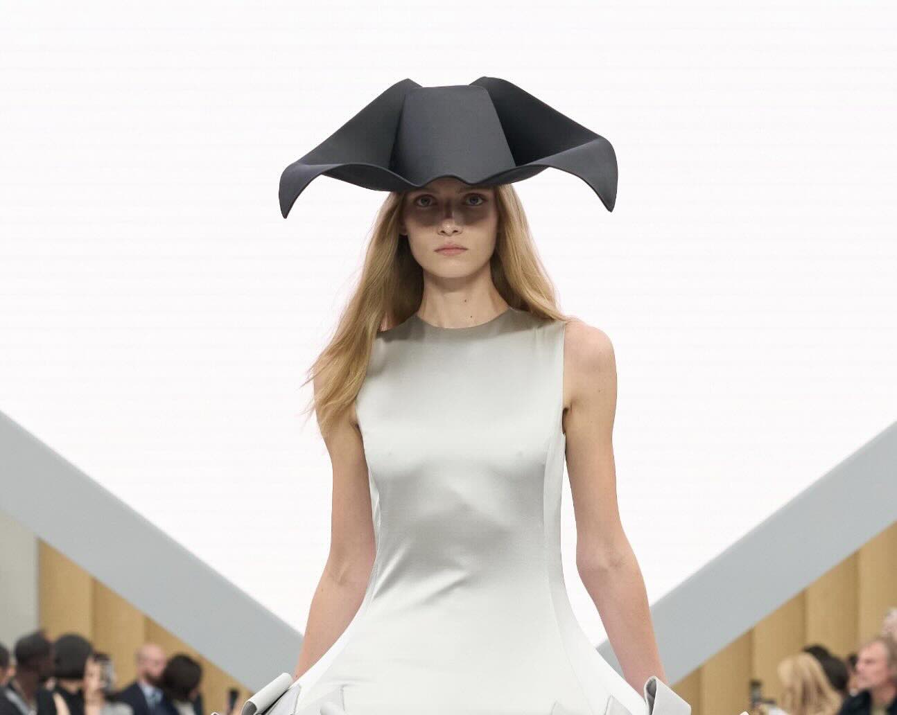 Νέα εποχή στον Dior: Ο Jonathan Anderson φέρνει το δικό του «New Look» με ένα εκπληκτικό ντεμπούτο