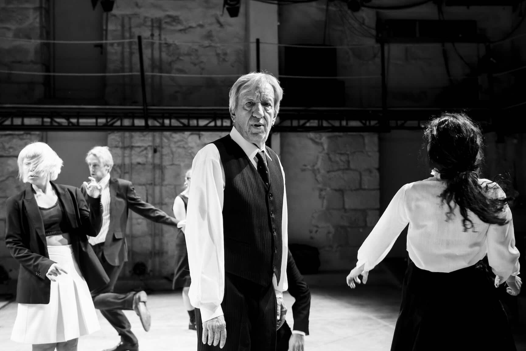 Απόσπασμα από την παράσταση «Οδοιπορικό στη Σατίλα» της Πειραματικής σκηνής του Εθνικού