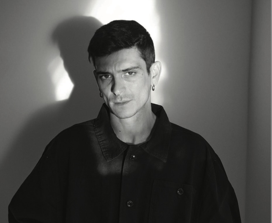 O Νικολάκης Ζεγκίνογλου ανήκει στη νέα γένια ηθοποιών που δεν μπορείς να αγνοήσεις