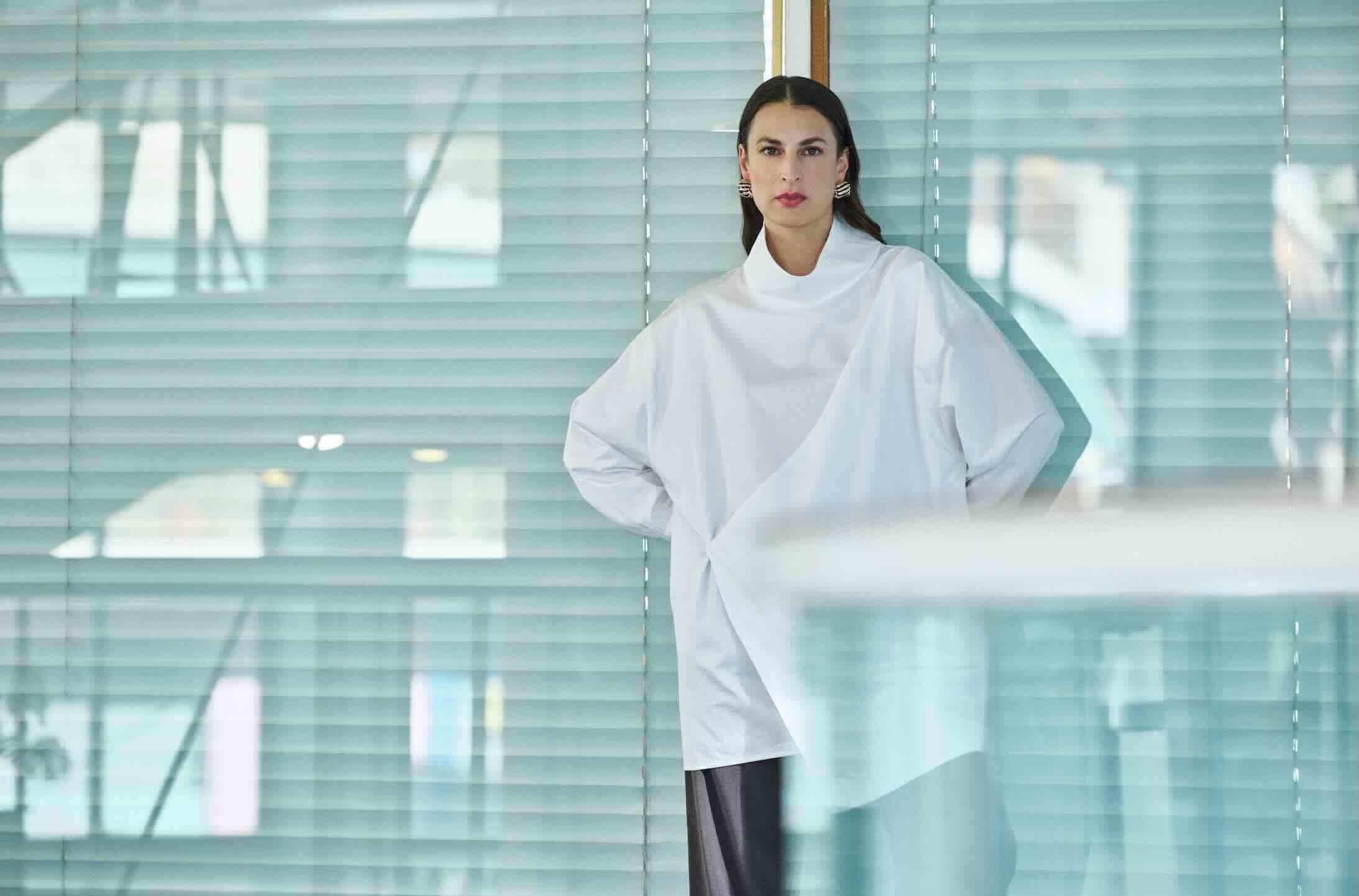 Η νέα συλλογή του AOS δίνει σιλουέτα στην ρευστότητα